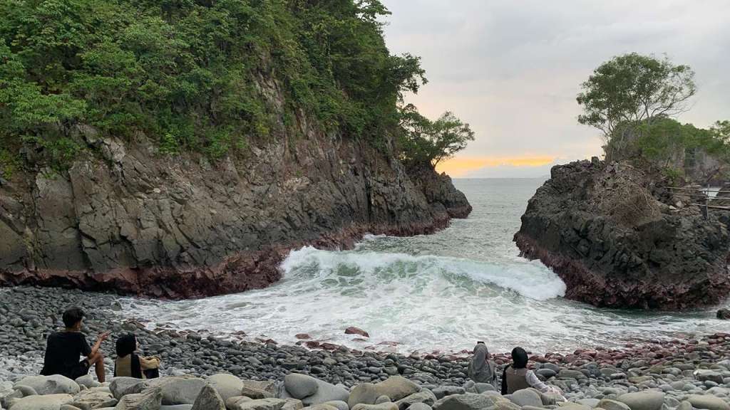 Lembah Watu Pawon Trenggalek, Wisata Pantai Batu Alam Gantikan Pasir&nbsp;Putih