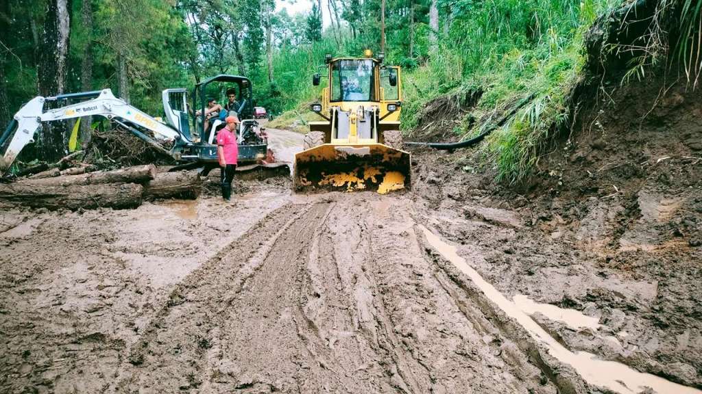 Jalur Tertutup Longsor Bendungan Mulai Dibuka, Meski Masih&nbsp;Licin