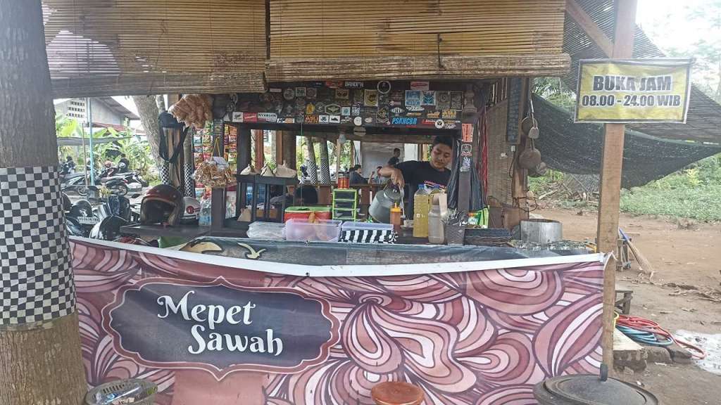Ngopi Santai di Warkop Mewah Trenggalek sambil Menikmati Hembusan Angin&nbsp;Sawah