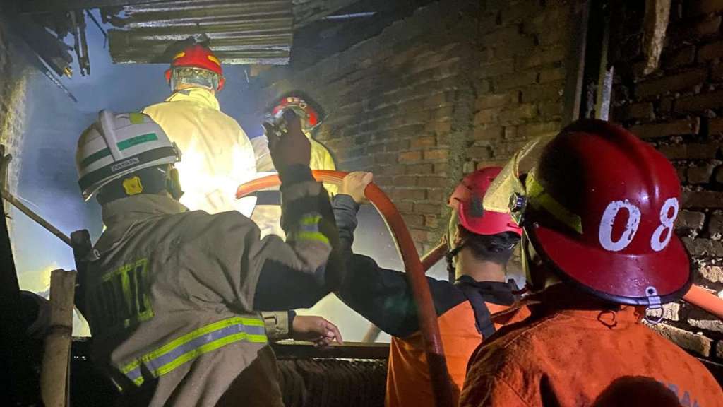 Diduga Karena Puntung Rokok, Gudang Rosok di Trenggalek&nbsp;Terbakar