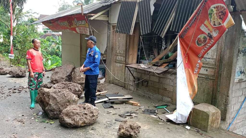 Tanah Longsor di Trenggalek, Warung Bakso Rusak Ketimpa&nbsp;Batu