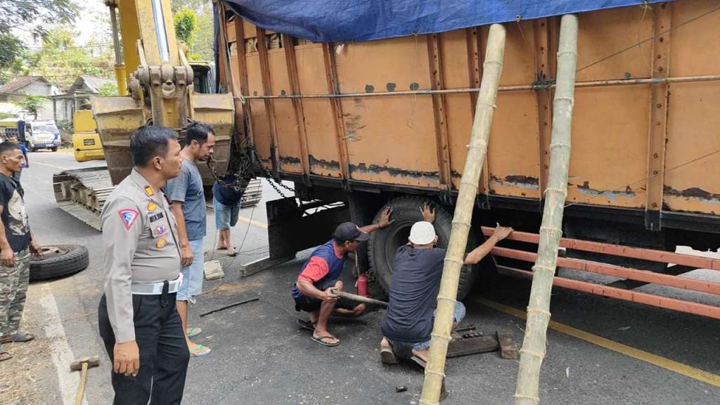 Akibat Ban Truk Pecah, Jalan Raya Trenggalek – Ponorogo&nbsp;Macet