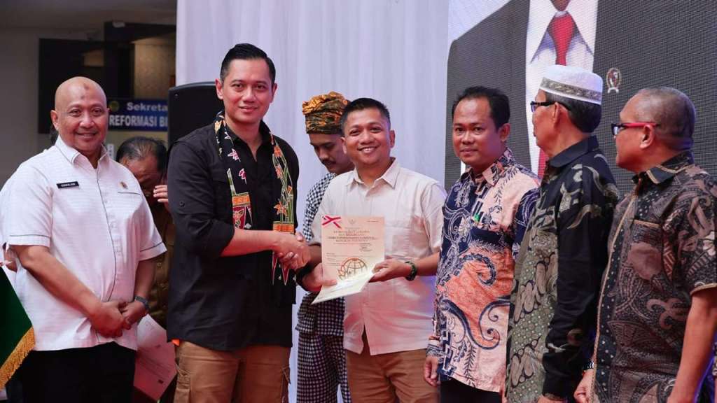 Menteri AHY Serahkan Sertifikat Elektronik di Kota&nbsp;Bekasi